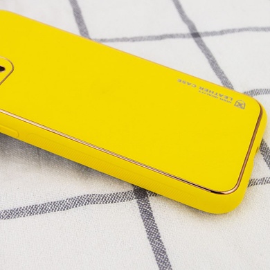 Кожаный чехол Xshield для Apple iPhone 13 (6.1") Желтый / Yellow